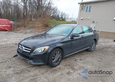 2016 Mercedes-Benz C 300 4Matic z USA, uszkodzony, nr VIN 55SWF4KB9GU108724